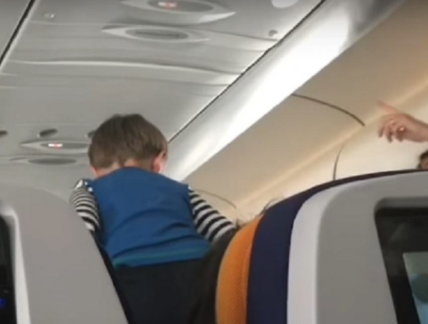 "Демонического ребёнка", превратившего в ад полет лайнера, сняли на видео