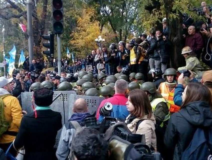 Кровь и газ: в столкновениях протестующих и полиции у Верховной Рады пострадали люди  