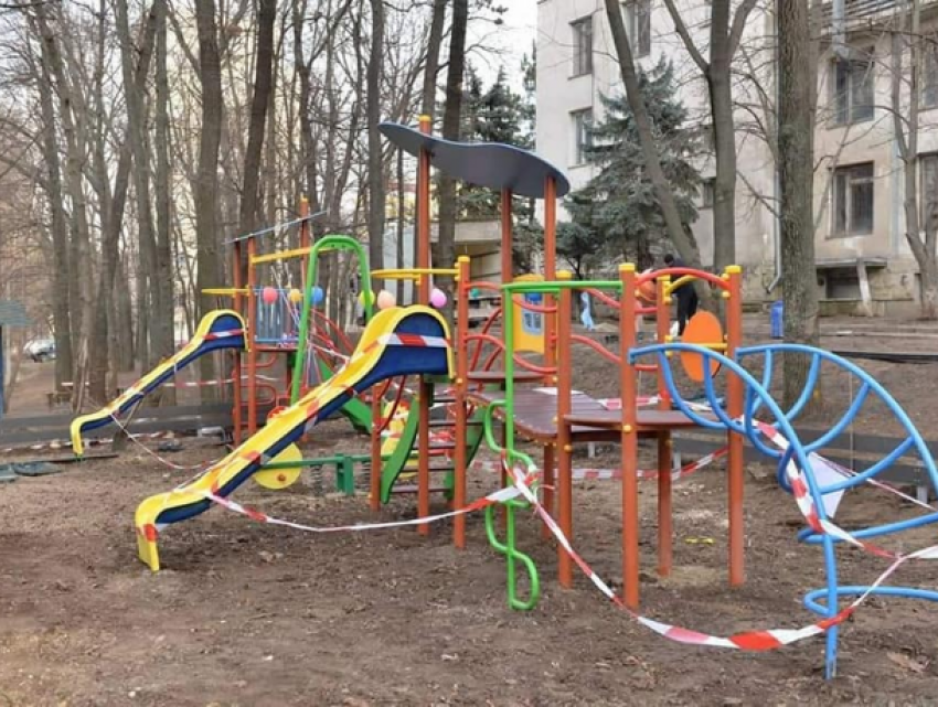 Застройщик восстановил детскую площадку на Рышкановке после критики примара