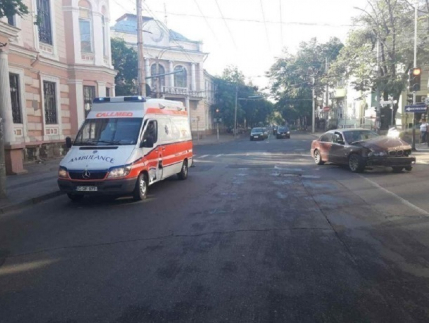 Перевозившая пациента «скорая помощь» столкнулась с BMW в Кишиневе