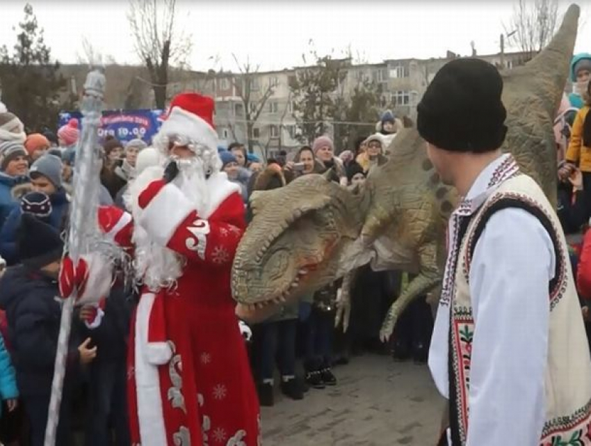 В Каушанах также стартовала пора новогодних праздников, сегодня в городе раздавали подарки 