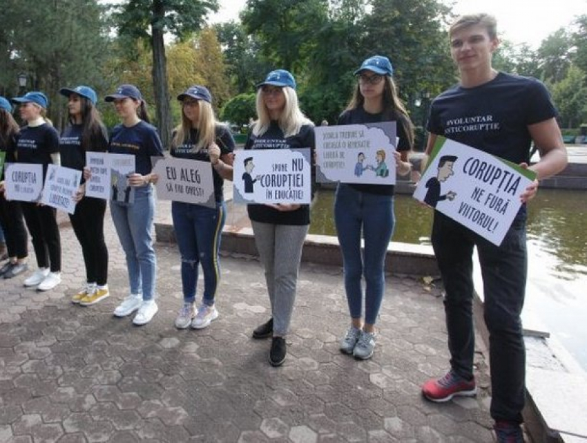 В Кишиневе прошел флэшмоб против коррупции в образовании