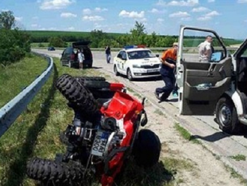 Полицейский на квадроцикле столкнулся с автомобилем и был доставлен в больницу