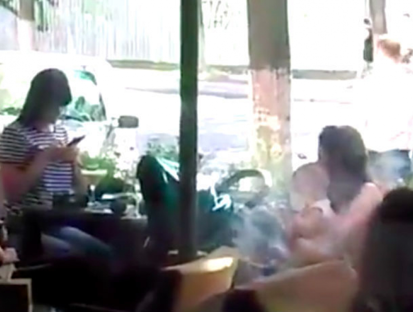 Грудной ребенок пострадал в столичном кафе от кальянного дыма из-за «мамаши-идиотки»
