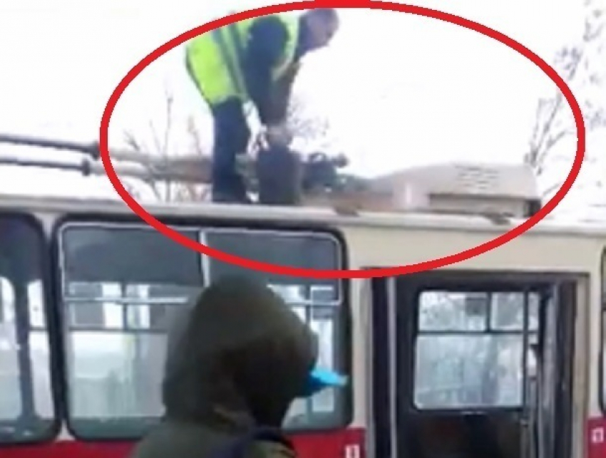 Битву водителя кишиневского троллейбуса с пожаром на крыше сняли на видео