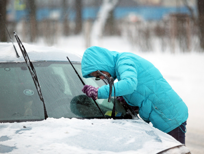 Снег парализует дороги: полиция обращается к водителям