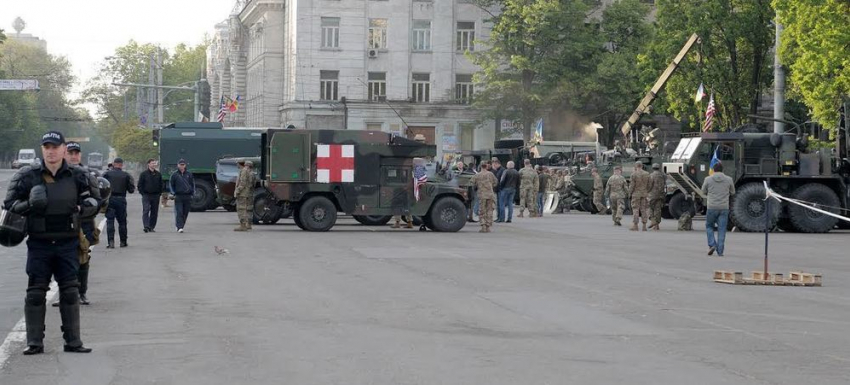 Американская военная техника заняла площадь Великого национального собрания в Кишиневе