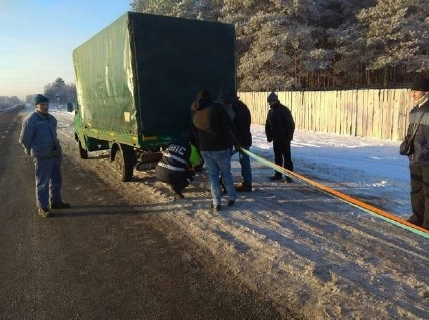 Замерзающих в микроавтобусе граждан Молдовы спасли двое белорусов