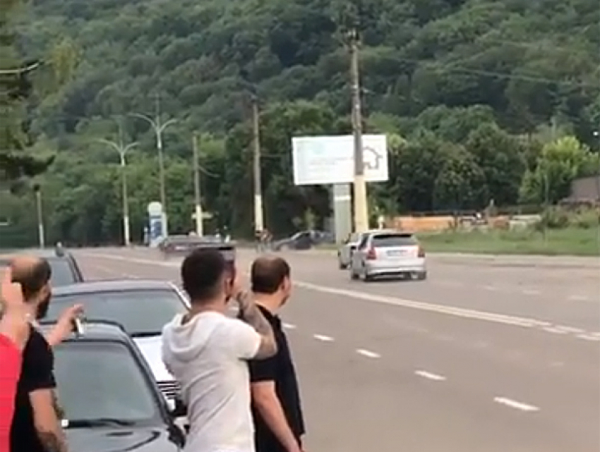 Зрелищная гонка на оживленной улице в Сороках попала на видео