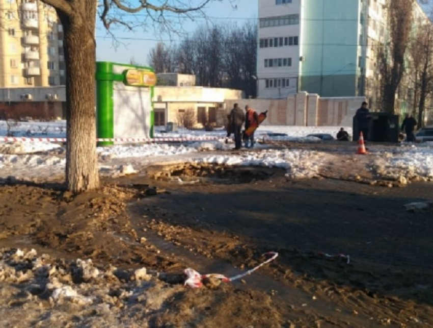 В Кишиневе в районе ЗАГСа на Ботанике образовалась дыра на месте асфальта
