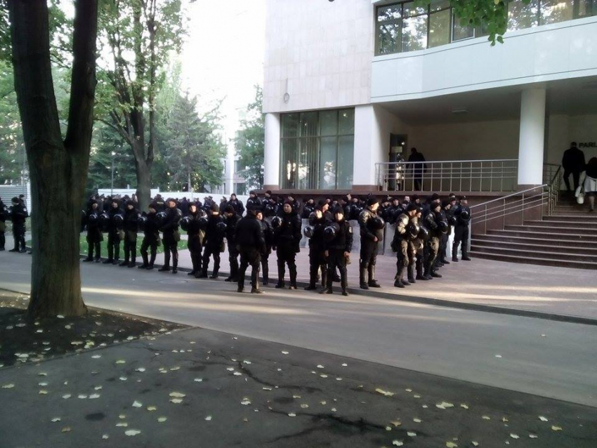 К зданию парламента стянуты сотни полицейских 