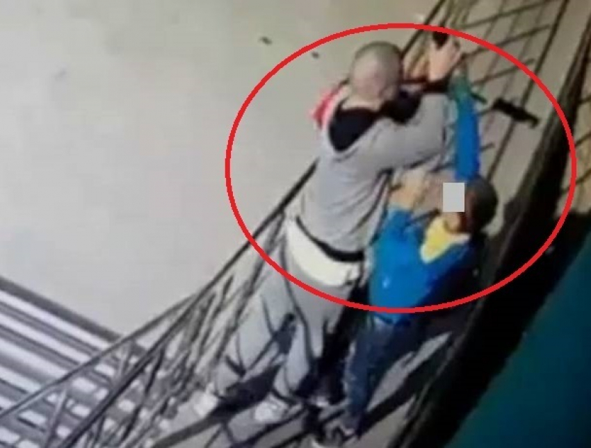 Бритоголовый ограбил мальчика в Кишиневе перед объективом видеокамеры