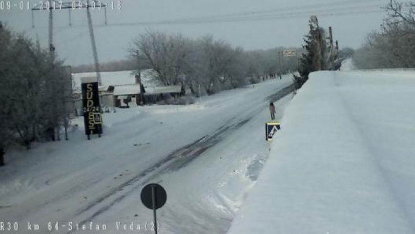 После ночного снегопада некоторые участки дорог остаются заблокированными
