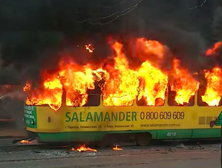 Загоревшийся на ходу трамвай с запаниковавшими пассажирами в Одессе сняли на видео