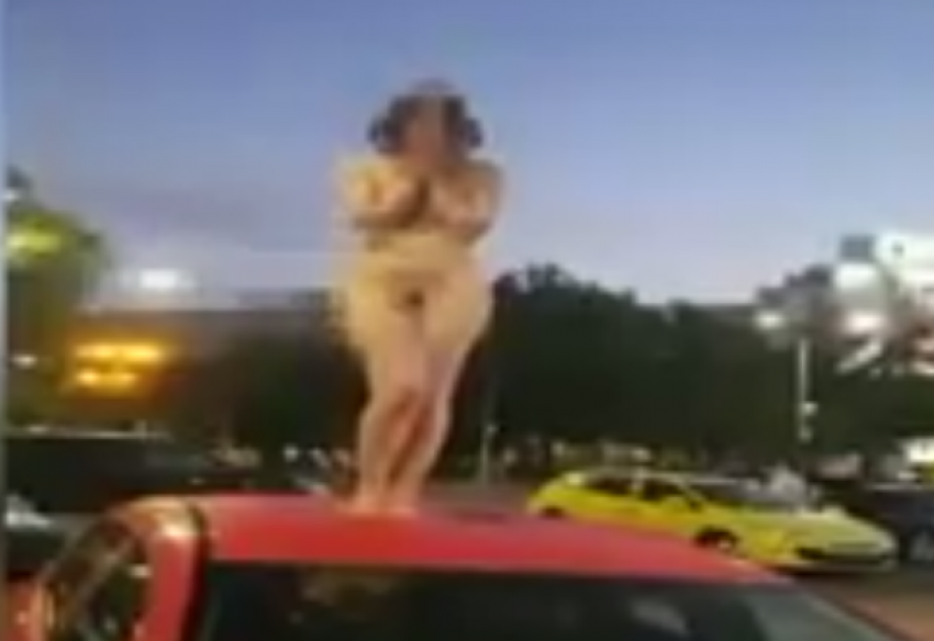 Обнаженную брюнетку на крыше авто в центре Бухареста сняли на видео