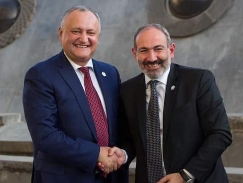 Додон поздравил Пашиняна по случаю победы на выборах в Армении