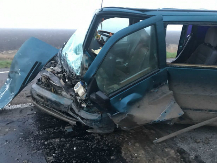 Смертельное лобовое столкновение микроавтобуса и легкового автомобиля произошло недалеко от Кишинева