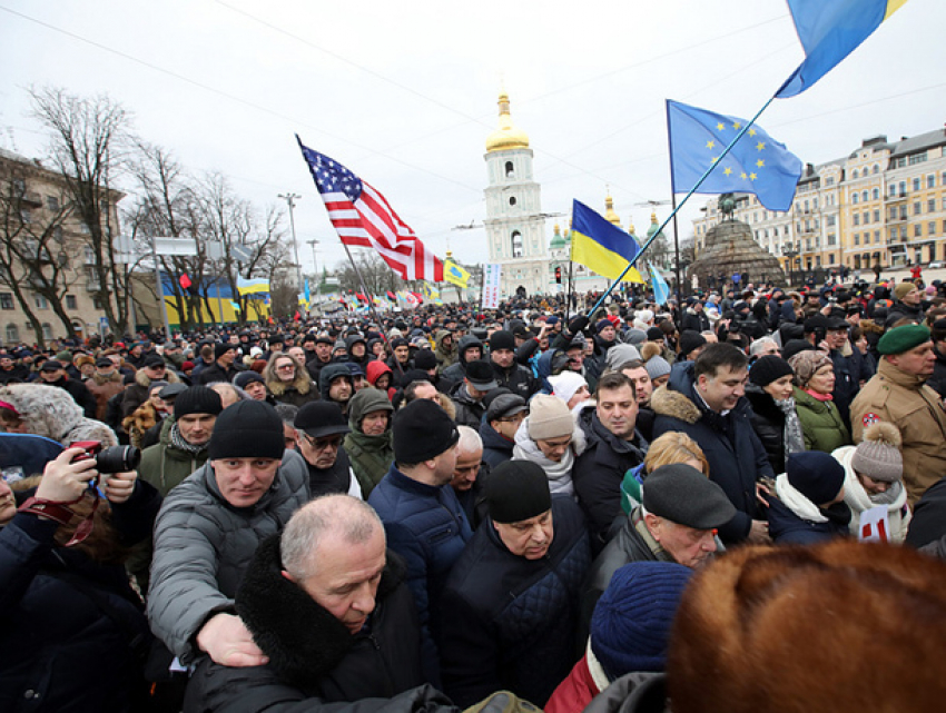 Выбросим Порошенко на мусорку истории: многотысячный марш за отставку президента попал на видео в Киеве
