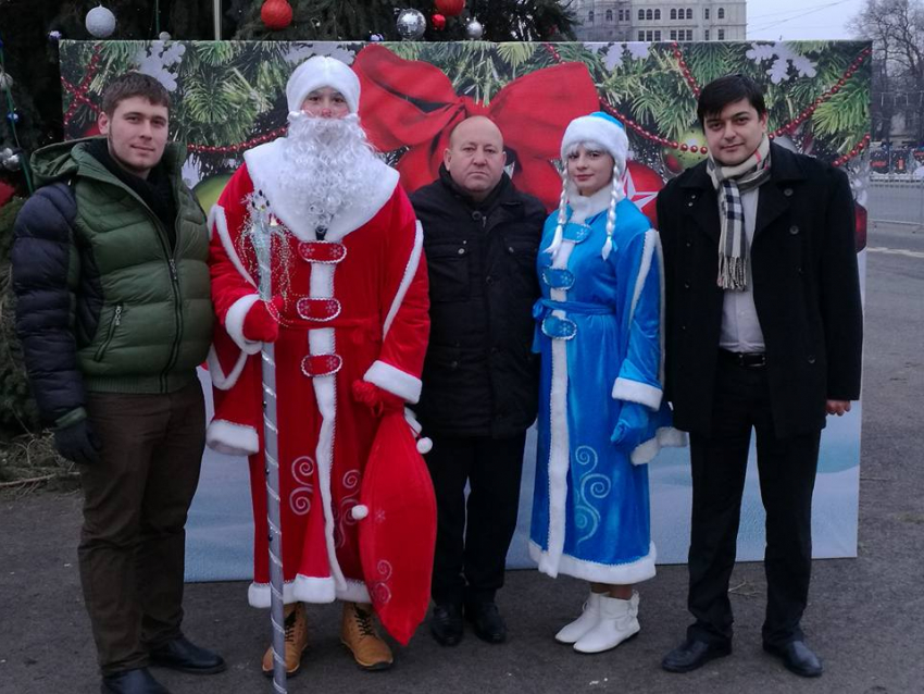 Социалисты организовали на ПВНС бесплатную фотосессию с Дедом Морозом и Снегурочкой