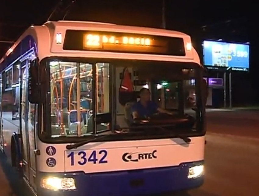 Первые пассажиры ночных троллейбусов довольны их запуском