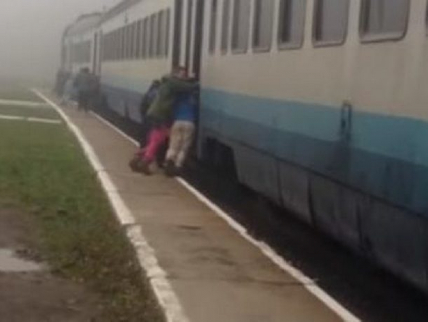 Пассажиры, толкающие поезд в Закарпатье, попали на видео 