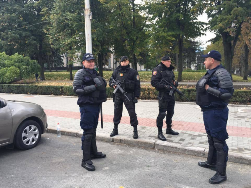 Порядок в центре Кишинева охраняет Fulger с винтовками