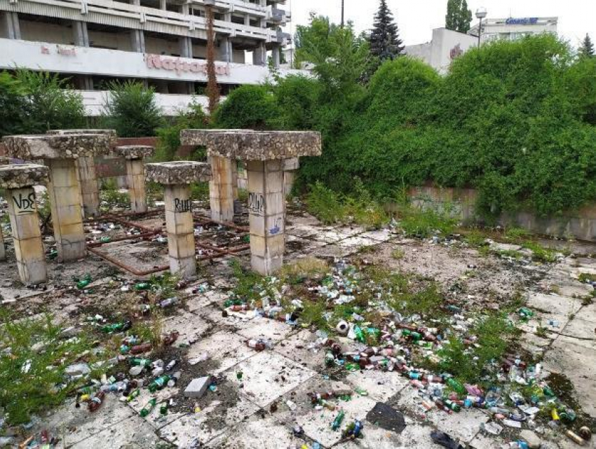 В самом центре столицы фонтан превратили в помойку