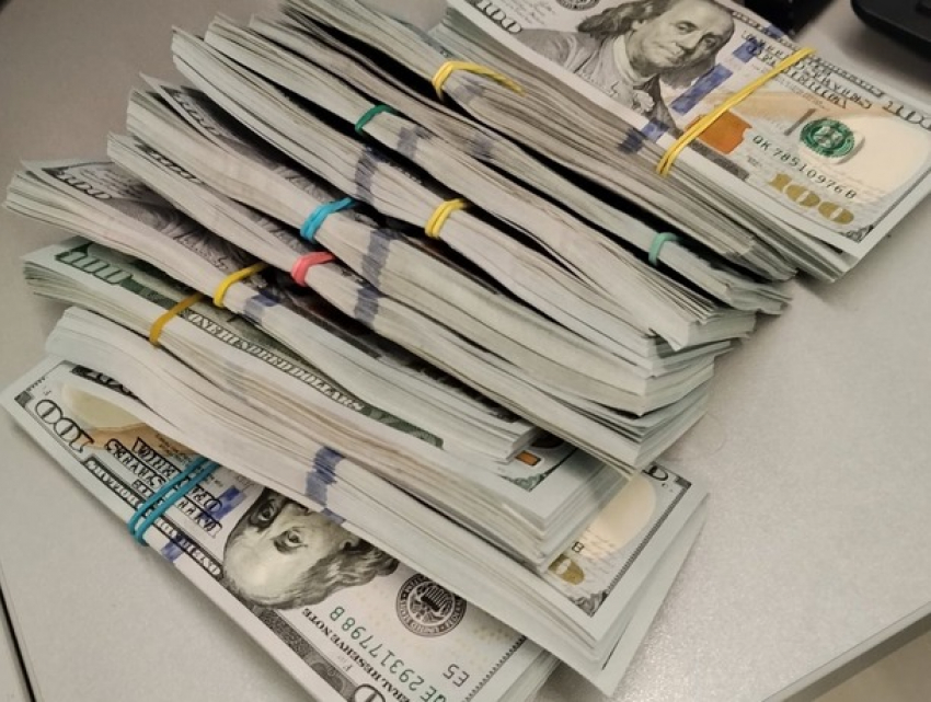 60 тысяч долларов, спрятанные в потайных кармашках в одежде - деконспирация в аэропорту