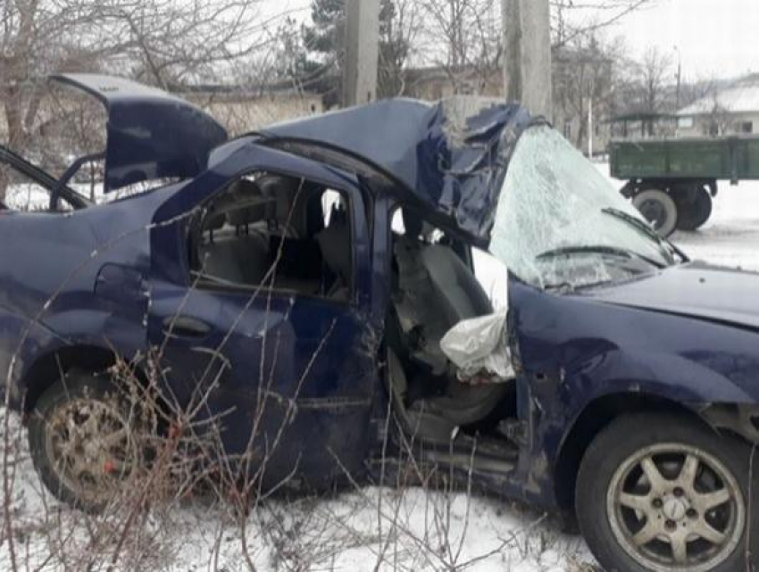 Очередная фатальная авария - двое супругов погибли под Чимишлией, их машина врезалась в дерево