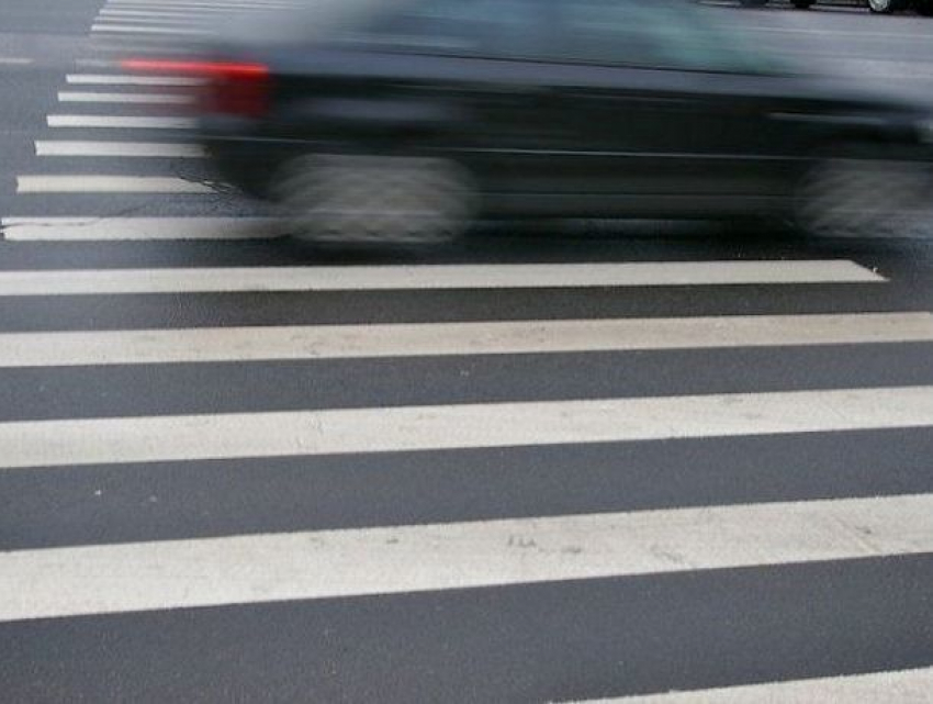 Женщина за рулем автомобиля сбила девушку на пешеходном переходе в Кишиневе
