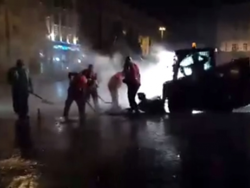 Возмутившее кишиневцев укладывание асфальта в жуткий ливень сняли на видео