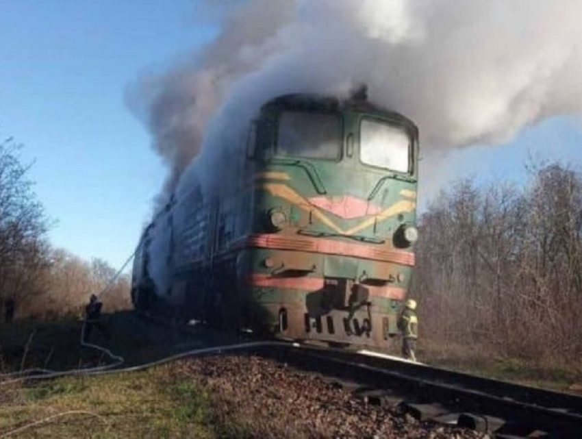 Под Дрокией загорелся локомотив