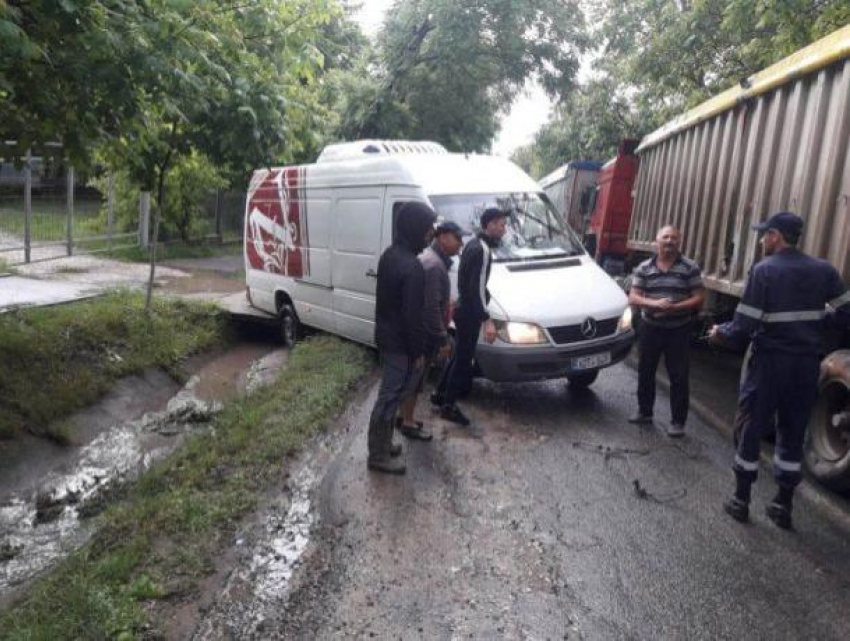 В Кагуле ливень оказался настолько сильным, что потоками воды с дороги смыло грузовик и микроавтобус