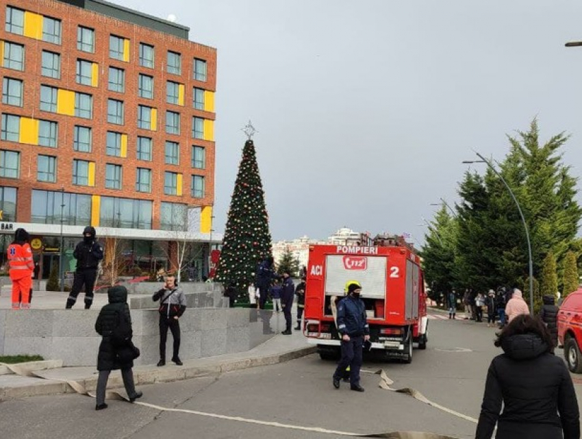 Снова бомба? Из столичного Молла эвакуировали людей