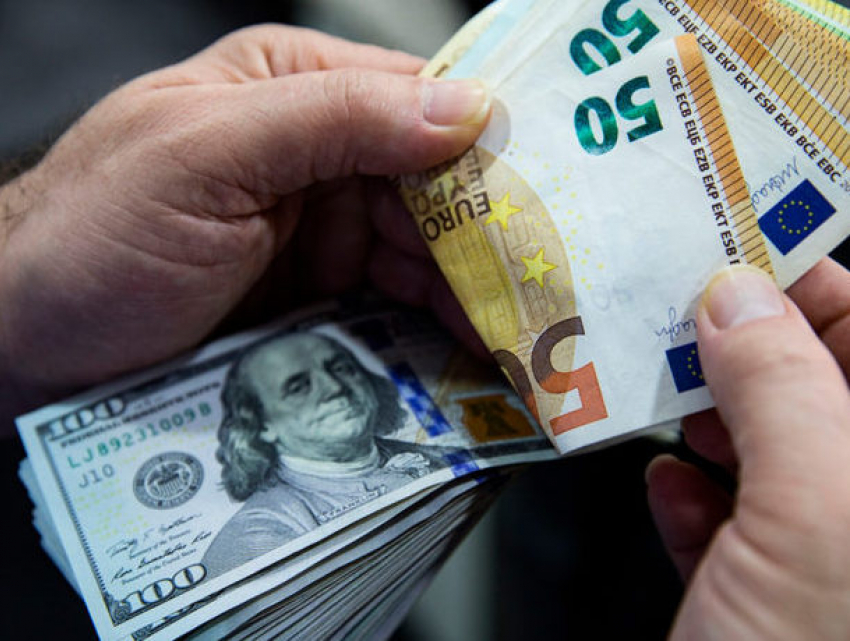 Евро снова подорожает: курсы валют на выходные