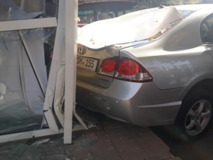 "Ездить не купил» - в Кишиневе женщина перепутала педали автомобиля и въехала в строение