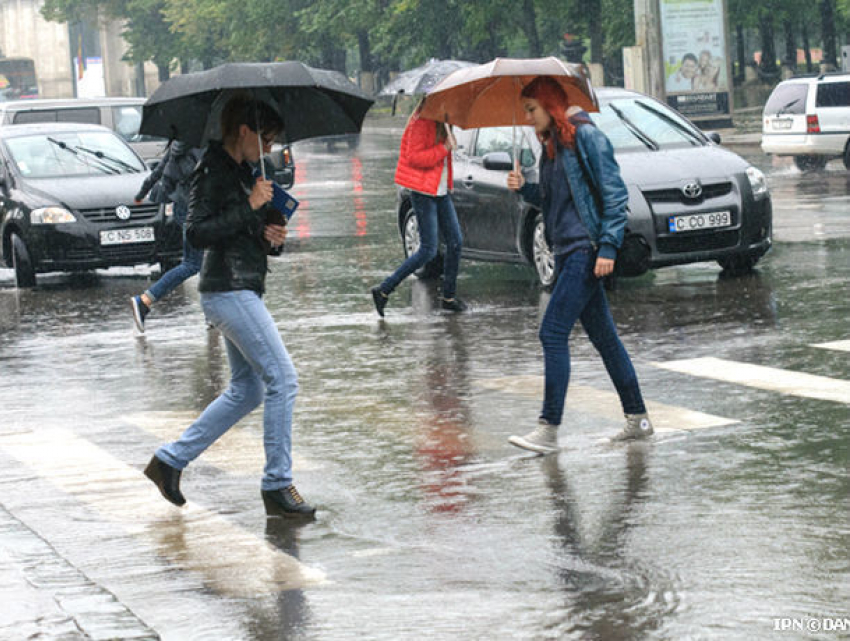 Сильнейший дождь обрушился на северные районы Молдовы: буйство стихии сняли на видео