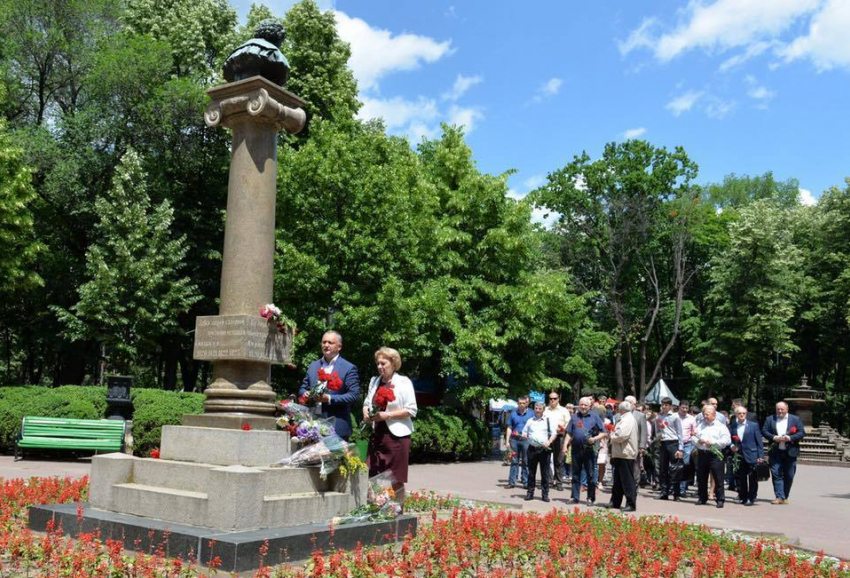 Социалисты возложили цветы к памятнику Пушкину по случаю годовщины со дня его рождения 
