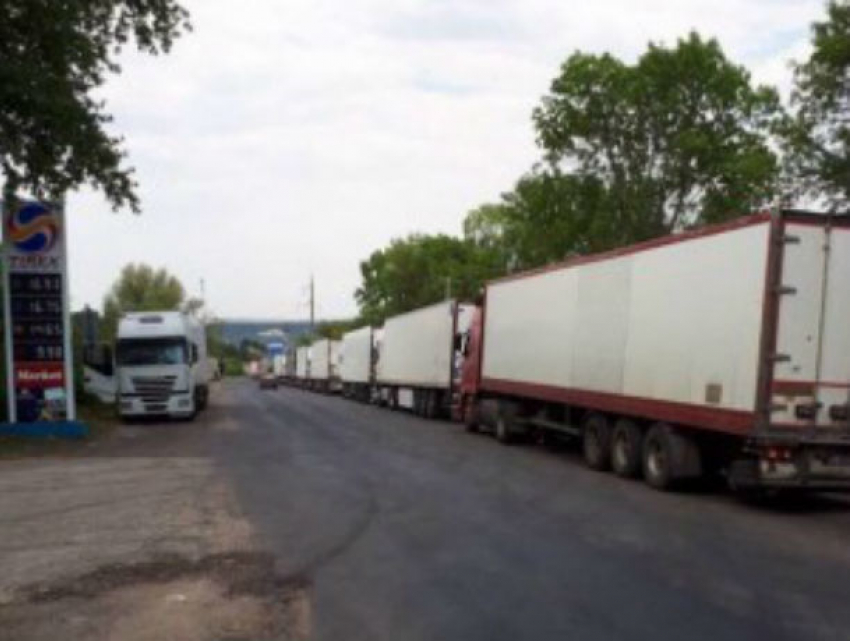 Адская пробка из грузовых автомобилей образовалась на молдо-румынской границе