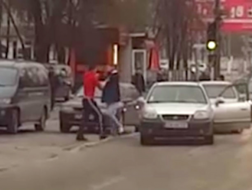 Драка разъяренных водителей на проезжей части в Кишиневе попала на видео