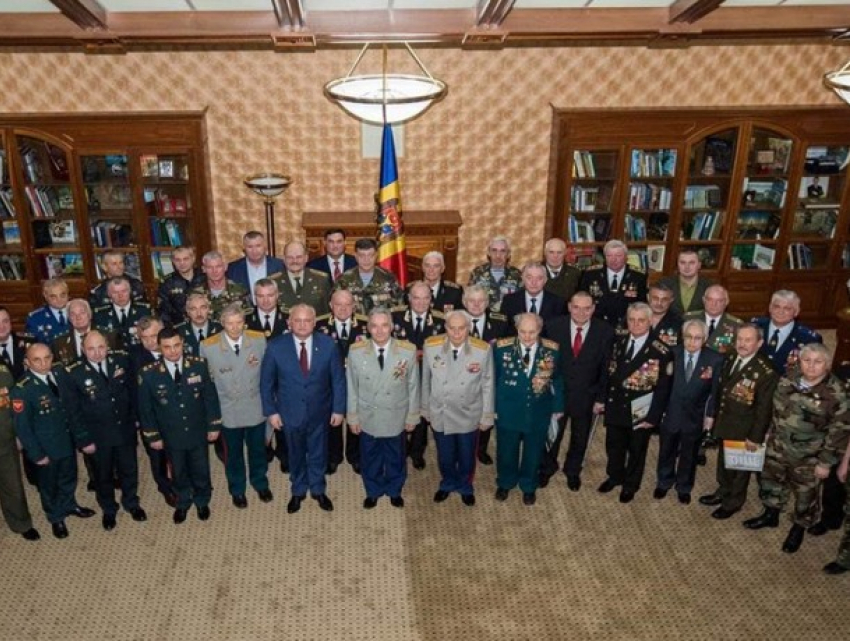 Проблемы действующих и отставных военных обсудил президент с лидерами офицерских и ветеранских организаций