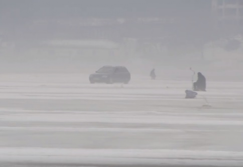 На Гидигичском озере засняли разъезжающий по льду автомобиль