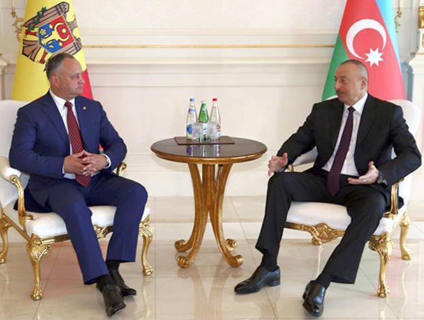 Запуск прямого авиарейса между Кишиневом и Баку обсудил Додон с Алиевым