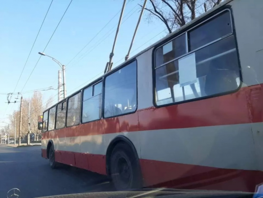 Девушке стало плохо в столичном троллейбусе, но все остались равнодушны