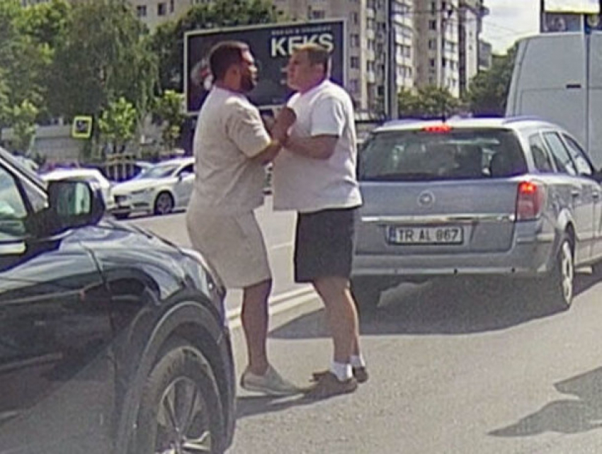В Кишиневе два водителя устроили потасовку прямо на дороге, удивив зевак