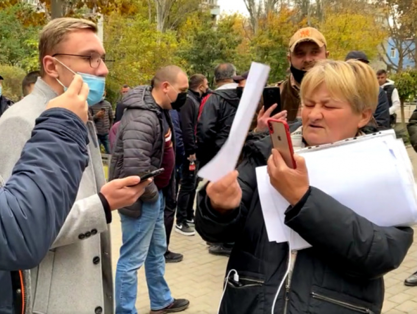 Оларь разорвала уши прохожим свистом, ранее она «насвистела» на земельный участок за бесценок