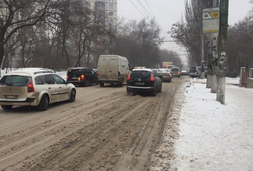 Снегопад вновь причинил неприятности столичным автолюбителям