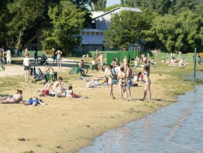 Специалисты предупреждают: песок и озера в столице полны бактерий