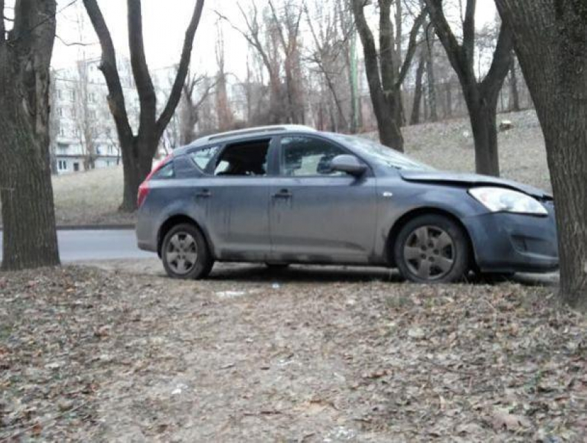 В одном из самых тёмных мест Кишинёва уже несколько недель стоит брошенная машина с румынскими номерами 
