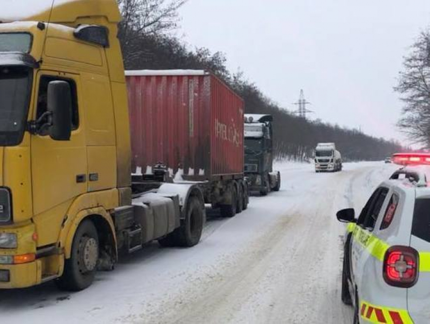 Движение грузовиков на юге страны было остановлено из-за гололеда 